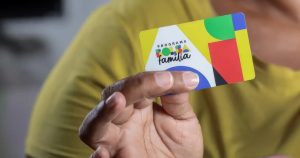 Bilionário que criticou Bolsa Família paga salários baixos e é alvo de processos